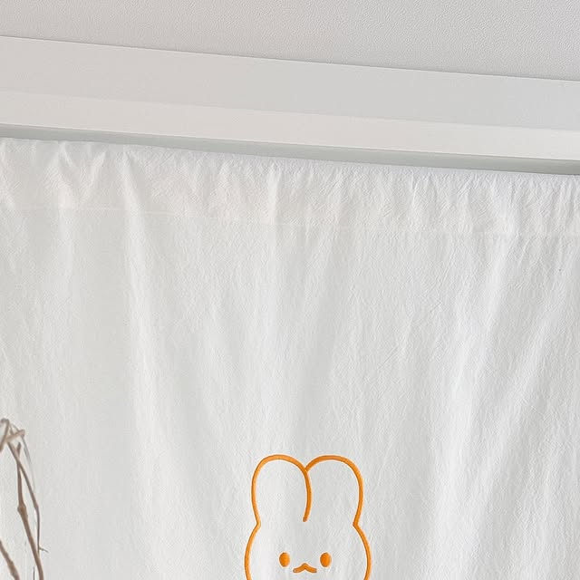 케이_러브홈 on Instagram: "#광고 🐰💛💛💛💛

따스함이 가득한 우리 집 식물 존,
닷닷 빅래빗 자수 가림막 커튼으로 완성했어요 🐰✨

부드러운 컬러에 사랑스러운 노랑 토끼 자수가 정말 귀엽죠?
얇지 않은 원단이라 탄탄하고 도톰해서
햇빛도 적당히 가려주고, 공간 분위기도 확 달라져요 🌞💕

감성 가득한 홈데코로 집을 더 특별하게 만들어 보세요 🏡💖

@dotdot_offcl 

#가리개커튼 #가림막커튼 #홈데코 #인테리어소품 #커튼스타일링 #가림막추천 #셀프인테리어 #감성인테리어 #빅래빗커튼 #닷닷커튼"