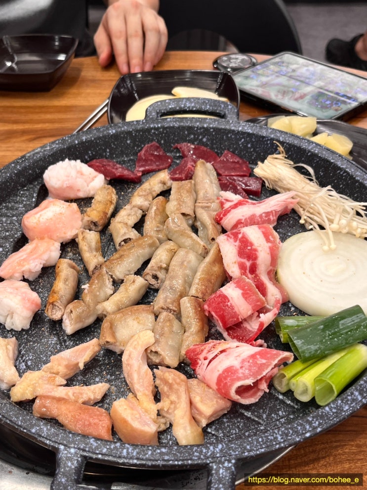 세 번 리필해 먹고 소화제 두 병 마신 가성비 연신내 모둠구이 소곱창 무한리필 : 우리소황소곱창 | 셀프라면 · 셀프 날치알 주먹밥