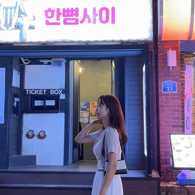 샐리 하우스 🏠 on Instagram: "#광고 #공연초대
@hanbbyumsai 

오늘 남펴니랑 #대학로 데이트 하고 왔어요 😊
대학로 대표 로맨스 코미디로 입소문이 자자해서 
꼭 보고싶었던 #한뼘사이 🙌

일요일 제일 마지막 공연인 저녁 7시30분에 봤는데도
관객들이 꽤 많아서 놀랐어요 😳
다른건 몰라도 #연극 은 관객이 좀 있어야 같이 호응도 하고 재밌거든요 👏👏👏 인기를 실감하고 왔습니당 💕

배우분들이 넘넘 귀엽고 멋지고
연기는 말할것도 없이 너무 잘하셔서 완전 몰입하고 왔어요
특히 #멀티맨 분 진짜 열연하셔서 엄청 웃고 왔어요!!!

#데이트코스 로 완전 추천 👍
주변에도 커플분들이 젤 많으시더라구요 🤭

▫️2022, 2023 2년 연속 올해의 우수 브랜드 대상, 공연 연극 부문 1위 수상
▫️중국 카이신마화 엔터테인먼트와 라이선스 계약 체결, 23년 12월부터 중국에서 절찬리 공연중 
▫️주소 : 서울 종로구 대학로10길 11 대학로 라온아트홀
.
.
.
.
.

#혜화연극 #대학로연극 #혜화역연극 #연극추천 #연극후기 #공연추천 #공연후기 #대학로연극추천 #대학로공연 #대학로데이트"