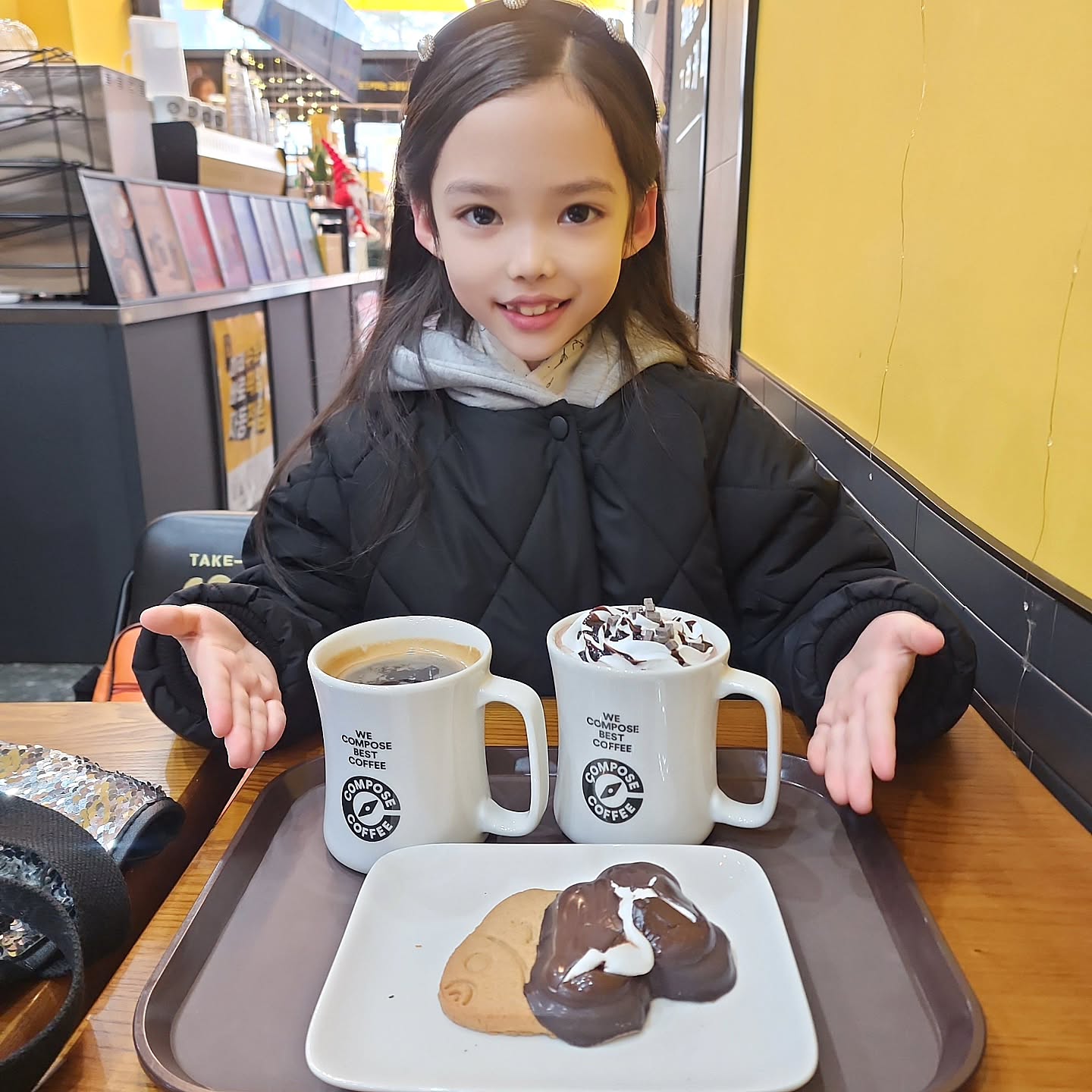 #방학

#채채남매🌿 

🌱 채으니 +89개월 13일

.
.
.

채으니랑 돌봄센타 가기 전에 카페 데이트 🍩☕️

방학이...ㅋㅋㅋ😅😅😅😅넘 길다😅

.
.
.

🌿

#카페데이트 #이제9살 #초딩2학년 #초딩언냐
