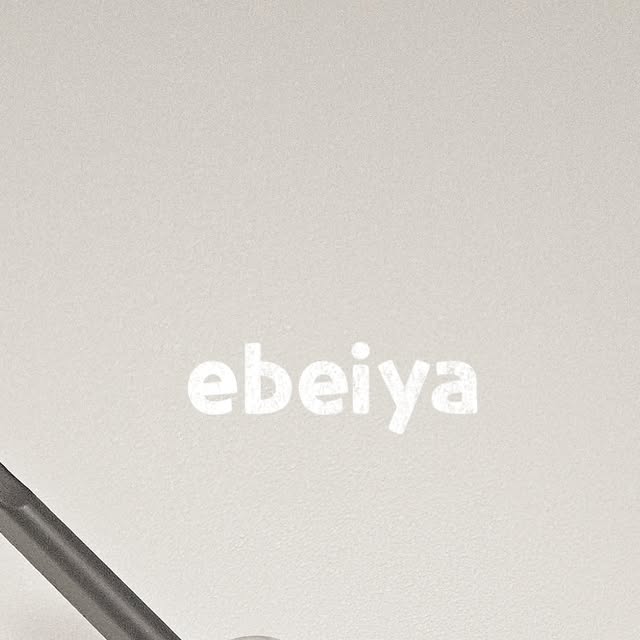 김현영💕 on Instagram: "#광고

큰 소리를 무서워하는 우리 아기도 잘 사용하는 청소기, #ebeiya청소기

작지만 강력한 흡입력으로 소파 틈새, 침구 속 먼지, 차량 내부까지
손쉽게 청소할 수 있어요.
무선이라 어디서든 자유롭게 사용 가능하고,
가벼워서 한 손으로 들고 다니기 편해요.

흡입모드와 송풍모드를 모두 지원해서
청소뿐 아니라 틈새 먼지 날림, 건조 등 다양한 용도로 활용할 수 있고,
흡입력은 2단계로 조절이 가능해 상황에 맞게 세밀하게 사용할 수 있어요.

특히 디자인이 심플하고 세련돼서
거실이나 침실 어디에 두어도 인테리어에 잘 어울려요.
화이트톤의 감각적인 컬러에 미니멀한 형태라
사용하지 않을 때도 보기 좋아요.

공간에 따라 입구(헤드)를 교체해 쓸 수 있다는 점도 큰 장점이에요.
좁은 틈새용, 먼지 브러시형 등 용도에 맞게 바꿔 끼우면
집안 구석구석은 물론 차량 청소까지 완벽하게 해결돼요.

필터 세척도 간단하고 위생적으로 관리할 수 있어서
매일 사용하는 생활청소기로 손색이 없어요.
작지만 강력하고, 예쁘기까지 한 ebeiya청소기 —
이제 우리 집의 필수템이에요.

#다용도핸디청소기 #무선청소기 #소형청소기 #미니청소기
#반려동물청소기 #소파청소기 #흡입력좋은청소기 #강력흡입 #ebeiya청소기

@smiria_official"