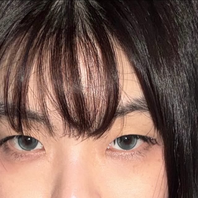 전혜원 전꿀벌 on Instagram: "#협찬 사바나 브라운 vs 하바나 그린 당신의 선택은?

프리미엄 소재로 눈 건강과 매력을 함께 끌어올리는 오로라렌즈.

오로라렌즈에서 전개하는 IDIFF의 Meow Vivid 라인 두컬러!
Meow 미우는 고양이의 눈을 닮고 싶은 집사를 위한 그래픽이 특징인 렌즈에요. 제 기준, 고양이 눈으론 미우 라인이 정말 구현이 자연스럽고 예쁜 거 같아요🤔

🐈 사바나 브라운
-슬림한 써클렌즈로 마블링 디자인이 어느 방향으로 돌아도 예뻐 보여요. 
-브라운🤎+라임옐로우🦜+라이트그린🍋‍🟩의 오묘한 블렌딩

🐠하바나 그린
-파랑과 초록의 오묘한 조화로 청록 그 자체
-쿨톤은 무족권 이 컬러!
-어느 각도에서도 영롱한 마블링 렌즈
-틸그린🍀+샌드브라운🥯+아쿠아🪼

💦위시드 드롭
-렌즈에 한두방울 떨어뜨린 후 눈에 착용하면 렌즈의 촉촉함이 유지돼요!
-이물감 없는 상쾌한 착용감💧

#위시드롭 #습윤제 #착용감굿 #하루종일촉촉
#idiff #아이디프 #오로라렌즈 #학생렌즈 #렌즈추천#uv차단 #meow #미유 #미유렌즈 #고양이렌즈

https://www.o-lola.co.kr"