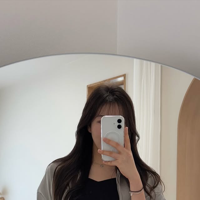 @su_young_9_9 on Instagram: "아이러니포르노화이트라인#광고 
크루얼티프리 알파 스웨이드 자켓👚
그레이 m 사이즈 넉넉한 크기로 데일리룩으로 최고👍🏻
카라넥이 클래식한 무드를 싹~~주면서 🩶🩶🩶
소매 스냅으로 다양한 연출이 가능해서 좋아ㅏ
뒷면 핀턱 주름 덕분에 실루엣이 자연스러워
 휘뚜루 마뚜루 코디 가능~
안쪽 포켓까지 있어 너무너무 실용적이고 ✨🥺
부들부들해서 넘 조은거야~💗👍🏻

#광고#아이러니포르노화이트라인#아이러니포르노#RONYPORNOWHITELINE#남녀공용자켓#자켓#레더자켓#스웨이드자켓#아우터#스웨이드#데일리룩#자켓추천#JACKET#LEATHERJACKET#SUEDEJACKET#アウター#レザージャケット#スエードジャケット#デイリールック"