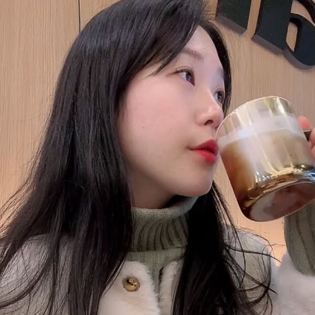 가영 on Instagram: "#광고

눈 내리는 날 조용히 카페에서 작업하고 싶은 날이라
노트북 챙겨 나왔는데 마침 배도 고프고 간단하게
끼니 챙기면서 카페인 충전할 수 있는 로드 샌드위치로!

권또는 따뜻한 흑임자 라떼 마시고 나는 매장 방문했다고
아메리카노 무료로 마실 수 있어서 완전 댕이득🐶💕

부드러운 단호박 스프도 함께 주문해서 속 달래주고
매콤 담백한 스파이시 치킨 샌드위치랑 매운맛 중화해줄
부드럽고 짭짤한 잠봉뵈르 샌드위치 조합으로 한 끼 뚝딱!

깔끔한 인테리어와 따뜻한 공간에서 친절한 사장님이 
만들어주신 샌드위치 먹으면서 작업하니 능률이 더
올라가는 것 같고요.. 쿠폰도 찍어 주시는데 한 칸만
더 찍으면 사용 가능이라 얼른 마저 채우러 가야겠어요🫶🏻

당신의 최애 샌드위치는?"