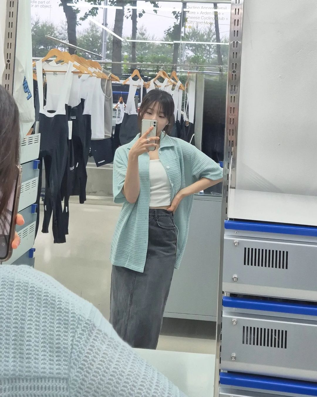 효빈 | #광고 @1rony9orno_official 시원 시원한 무드가 예쁜 <크로쉐 미니멀 카라 셔츠> 🦋 이 셔츠는 오픈해서 연출하면 라이트한 무드가 돋보이는 매력적인 제품이에요. 가볍고 편안한 느낌으로 데일리룩에 딱 맞는… | Instagram