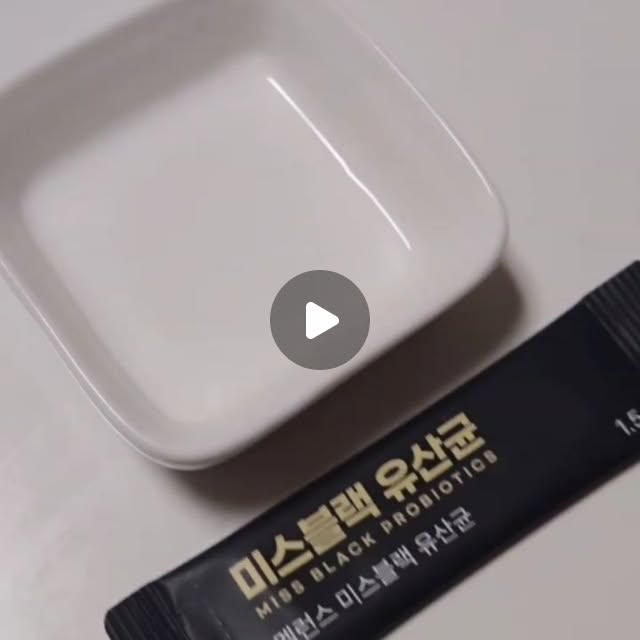 성해니 on Instagram: "#광고 미스블랙 프로바이오틱스✨️

방송에도 소개된 여성 새치 전용 유산균, 미스블랙 프로바이오틱스에요😊

4주 이상 먹어본 분들이 왜 계속 찾는지, 2025년 대한민국 브랜드 선호도 1위와 누적 리뷰 1천건, 누적 판매량 50만개를 보면 알 수 있었는데요🎶

프로바이오틱스 50억 CFU 함유 및 균형 잡힌 일상 케어 포뮬러로 줄어드는 자신감을 채울 수 있는 제품이기도 해요❣️

현직 약사와 한의사가 직접 연구 개발해 안심하고 꾸준히 챙겨먹을 수 있었는데요🫢

하수오 분말, 호박씨 추출물, 구기자추출분말, 비타민B와 C들이 멜라밸러스 코어블랙의 핵심원료에 포함되어 새치 관리에 도움을 준다는 사실‼️

저도 엄마에게 선물해드렸는데 완전 좋아하시더라구요💕

남들의 시선이 두렵거나 자신감이 떨어지는 5060 여성분들 중 풍성한 자신감이 필요하시다면 추천드려요🎁

#미스블랙 #새치영양제"