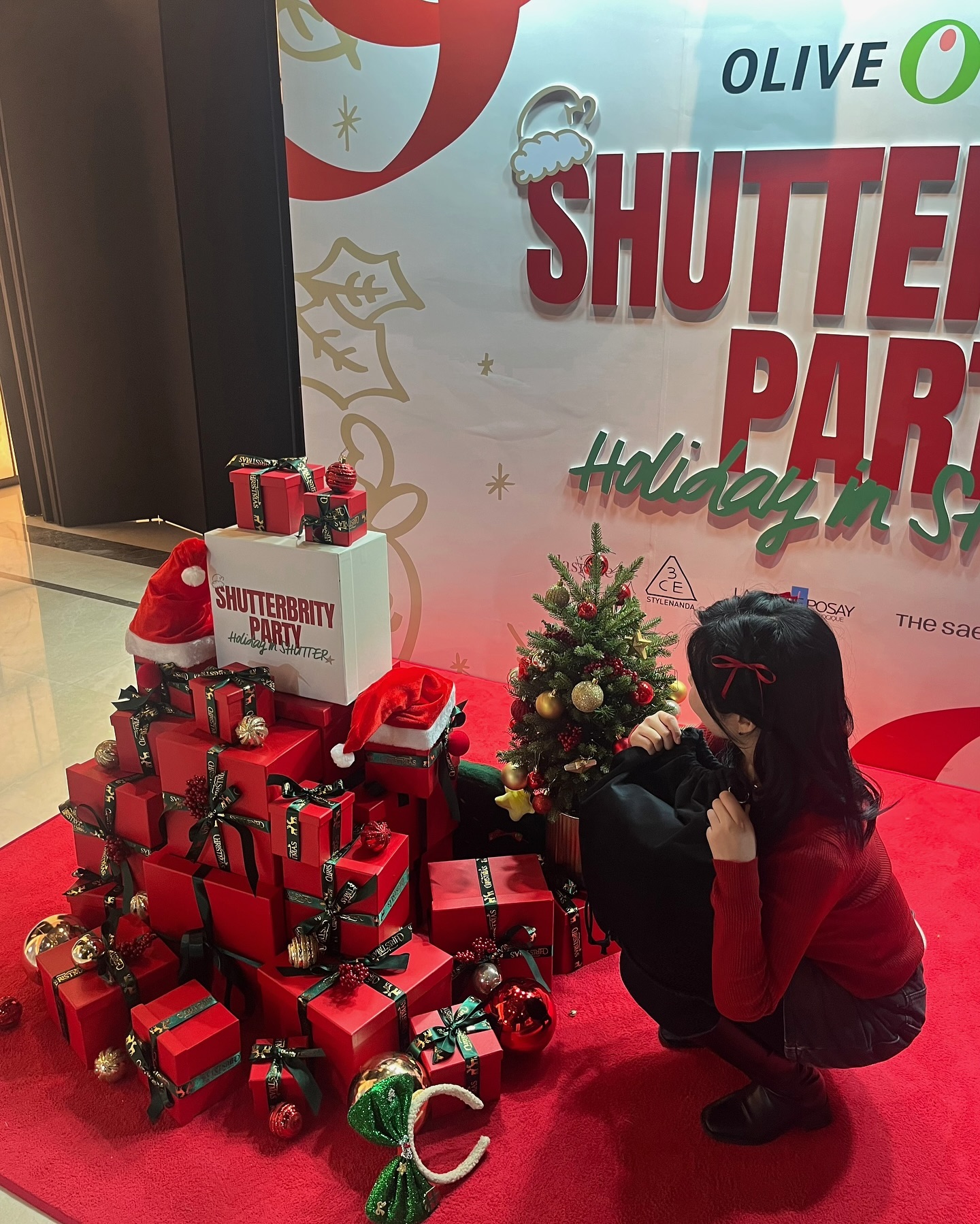 oliveyoung_official 🎄🎅🏻❣️
✨🍾HOLIDAY IN SHUTTER X SHUTTERBRITY 4기🎄✨
지난 셔터브리티 4기 오프라인 발대식 파티에 참여하며
#올리브영 준비한 홀리데이무드 가득 느끼고 왔답니당❣️

👭🏻함께 즐거운 추억을 나눈 모든 셔터브리티분들,
시간이 짧아 아쉬웠지만 너무 좋은사람들과 행복한 시간이었어요...🫶🏻
다양한 분야의 직업과 꿈을 가진 분들과의 만남은
언제나 설레이고 저에게 큰 동기부여가 되더라구요✨

💖 #셔터브리티4기발대식 파티 웰컴 기프트 자랑 🎁
매번 기대되는 웰컴 기프트… 서울까지 춥고 긴 여정이었지만..
구성이 푸짐한 선물을 받고 나니 모든 고생이 잊혀졌어요(?)
조만간 사용해보고 #올리브영셔터 에서 찐 후기로 공유드릴게요.😉

🎀 Thanks to Brand 🧴
파티를 더욱 빛나게 해준 브랜드들을 소개할게요!💖👀
1️⃣ dasique_official - #데이지크 감성적인 mood..섀도우팔레트 맛집✨신상라인보고 입덕완✨
2️⃣ larocheposay - 민감성피부도 걱정없는 믿음직한 스킨케어더마브랜드💧겨울만 되면 찾게되는 #라로슈포제 B5👍🏻💦
3️⃣ 3ce_official - #3ce 색감표현 1등+파우치 맛집👛✨
4️⃣ thesaem.official - #더샘 하면 컨실러!잖아🤍이번에 나온 파데도 역시 좋더라🤍
5️⃣ avene - #아벤느 내 피부에 맞춘 프리미엄 온천수 케어💦🧖🏻‍♀️
6️⃣ bioderma_korea - 코덕들이라면 다들 집에 #바이오더마 클렌징워터 하나씩은 무조건 있다..💕
7️⃣ hyundaicard - 💳발대식 현장에서 #올리브영현대카드 만들면 기프트가드도 증정해준다는 대박적 혜택👀❣️저는 하루전날 발급해버렸지 모에요..?HOXY #현대카드 관계자님 보고 계신다면.. 제 번호 기억하시죠..?🫶🏻 저는 기다릴게요..🙏🏻✨(화면속에 갇히게 되.)

체험부스부터 웰컴기프트까지, 덕분에 더 특별한 시간 보냈어요🤍
제 피부 고민도 벌써 해결된 것 같은 느낌적인 느낌?✨

#홀리데이인셔터 #셔터브리티 #셔터브리티4기
#뷰티파티 #웰컴기프트 #뷰티템 #스킨케어 #메이크업
#instabeauty #beauty #kbeauty #셀카 #셀스타그램
#일상스타그램 #뷰티스타그램 #코덕 #뷰티블로거 #올리브영추천템 
#올리브영추천