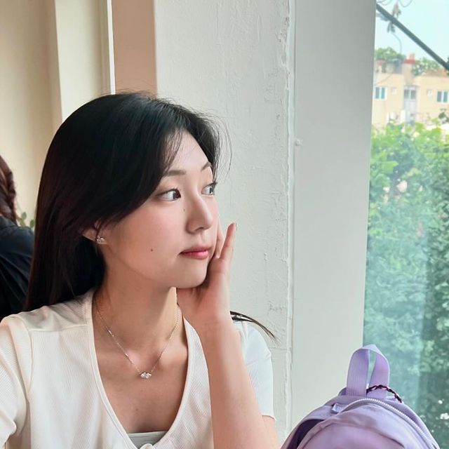 성쥬 | 코덕 뷰티 패션 ♥ on Instagram: "요즘 미니백팩이 유행이라며 ᕕ( ᐛ )ᕗ 시로카라에서 겨우 라벤더색 찾았당✨ 화장도 쿨톤으로 도전…💗 징니가 사진 찍어줌 다음에도 부탁드려