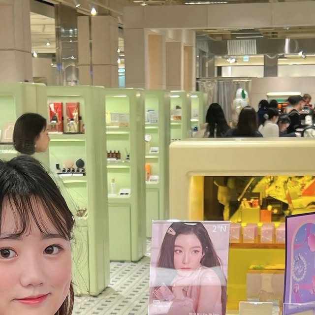 김민주 on Instagram: "#광고

요즘 가장 핫한 더현대에서 진행하는 가장 핫한 팝업
투에이엔💕

크리스마스 핫플 더현대에서
홀리데이 감성 낭낭한 걸스나잇 컬렉션이라니!
얼마전에 런칭한 걸스나잇 컬렉션 구경하자마자
구매 뽐뿌가 미쳐서 질러버렸다✨

최대 40%까지 세일하니 안 살 수 없었다
거기에 현장에서 제품 구매 하면
담는 만큼 가져갈 수 있는 스쿱 이벤트까지!!
산것보다 더 많이 가져갈 수 있는 혜자 팝업이잖아✨✨

📍더현대 비클린, 투에이엔 부스
12/5 ~ 12/12

#투에이엔#2an#투에이엔팝업#걸스나잇컬렉션#듀얼치크#베러미아이팔레트#퓨어글래시하이라이터#더현대#더현대서울#더현대팝업#더현대비클린팝업#비클린팝업#팝업추천#팝업스토어#연말데이트"