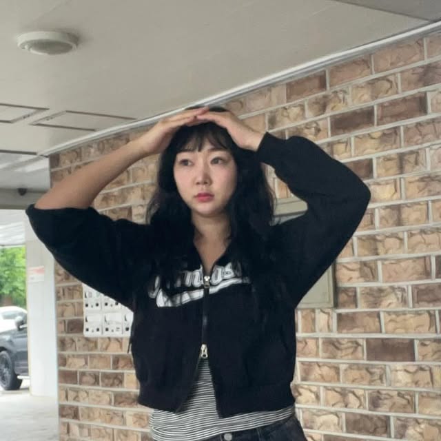 한별 on Instagram: "#협찬
@standarderror_official
87-STAN171 미니멀 워싱 카펜터 버뮤다 데님팬츠 빈티지 블랙

👖 여름엔 역시, 시원하게 떨어지는 버뮤다핏이 정답!
이번에 입어본 스탠다드에러 와이즈 버뮤다 데님 팬츠...
핏도 예쁘고 컬러감까지 진짜 미쳤어요✨

리부터 밑단까지 자연스럽게 툭- 떨어지는
와이드 핏이 다리라인을 깔끔하게 잡아주고
워싱 컬러가 은은하게 빈티지해서
평범한 티셔츠 하나만 매치해도 감성 뿜뿜🌫

📌 원단도 탄탄하면서 부드러워서
여름에도 뻣뻣하거나 무겁지 않고 착용감 편안!
터치감까지 좋은 데님이라 오래 입어도 괜찮더라구요.

📌 디테일도 완벽.
매트한 니켈 무광 리벳이 은근 포인트 되고
지퍼는 믿고 쓰는 YKK사 제품이라
슬라이딩 부드럽고 내구성도 굿👌

무엇보다도 이 팬츠 하나로
캐주얼, 스트릿, 미니멀 다 커버 가능해서
요즘 데일리 팬츠로 손이 자주 가요!

🔥 여름에도 무조건 시원하고 트렌디하게
핏감/컬러/내구성 다 잡은
스탠다드에러 와이즈 팬츠 진심 추천해요.
입어본 사람만 아는 만족감🖤

#스탠다드에러 #STANDARDERROR #남여공용팬츠 #데님 
#데님팬츠 #팬츠 #바지 #와이드바지 #워싱팬츠 #버뮤다팬츠 
#버뮤다 #반바지 #데일리룩 #바지추천 #DenimPants #Denim #Pants"