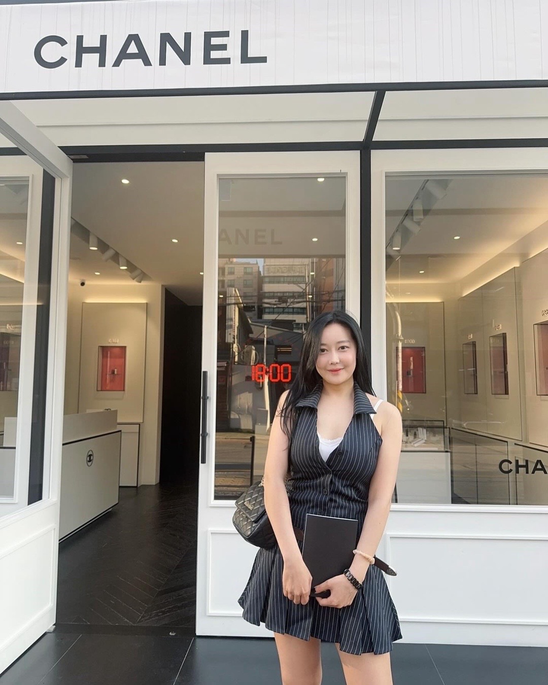 CHANEL NUITBLANCHE SEOUL
@chanel.beauty.korea

자정부터 아침까지, 밤새도록 이어지는
환상적인 시간을 담는 샤넬루쥬알뤼르 팝업💋

밤의 무드 즐기로 갈 사람들 다 모이자💄

#chanelnuitblancheseoul #샤넬뷰티 #샤넬메이크업
#샤넬팝업 #성수팝업 #성수동팝업 #샤넬루쥬알뤼르팝업