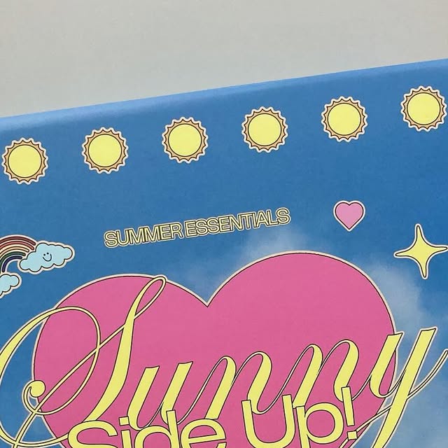 솔의 코덕 on Instagram: "써니박스 sunny box☀️🩵

☁️네오젠 슬림 메탈 마스카라
ㄴ 일반 마스카라와 다르게 메탈로 되어있는데 얇게 발리고 뭉침이 없어서 좋았어요ෆ 유지력도 꽤 있고 번짐도 적었어요!
☁️깜빡 아이돌 래쉬(A형 믹스)
ㄴ 평소에도 너무 애용하고 있는 제품인데 눈매를 또렷하게 잘 잡아주고 붙이기 쉽더라고요!
☁️더샘 커버 퍼펙션 컨실러 펜슬 1.5호 내추럴 베이지
ㄴ 잡티커버용으로 사용 중인데 커버력•유지력 괜찮고 부드럽게 발렸어요! 
☁️투크 워터프루프 슬림 아이라이너 쿨티어 
ㄴ 트임해주는 용으로 사용중인데 진짜 너무너무 잘 사용하고 있어요! 컬러가 너무 예쁘고 자연스럽더라고요. 그리고 쿨티어지만 웜톤분들도 사용해도 나쁘지 않을 거 같아여 ෆ 
☁️CNP 비타-비 앰플 미스트
ㄴ 안개분사로 얼굴 전체에 골고루 잘 뿌려지고 향도 좋았어요. 건조할 때마다 사용하는데 피부가 촉촉해져요!!
☁️헉슬리 블러리 틴트 히든 빌로우 4호
ㄴ 로즈브릭 컬러에 모브핑크가 섞인 컬러로 뮤트 분들이 사용하기 예쁜 컬러에여.촉촉하게 블러링되어 바르기 쉬웠어여!
☁️나인위시스 VB 글로우
ㄴ 톤업도 되는데 글로우한 피부 표현까지 가능한 제품이에요 . 자연스럽게 톤업되고 잘 발려요!
☁️피브 컬러 세럼 리퀴드 블러셔 해피니스
ㄴ 라벤더 빛이 도는 핑크색이고 엄청 촉촉해서 건성인 제가 사용하기 좋았어여 다만 지속력이 조금 약했어요ㅜ! 
☁️홀리카홀리카 아이 스팽 글리터 7호 페어리 파츠
ㄴ 애교살에 포인트로 사용하면 엄청 화려해져요! 반짝반짝하고  펄감 너무 예뻤어여!
☁️스킨푸드 베리 수분 선크림 
ㄴ 엄청 촉촉하고 발림성 좋아요. 흡수도 잘 되어서 건성인 제가 사용했을 때 만족스러웠어여!
☁️웰라쥬 리얼 히알루로닉 블루 앰플 마스크 
ㄴ 속건조도 잘 잡아주고 수분을 정말 잘 채워줘요. 진정 성분도 들어가있어 피부 뒤집어졌을 때도 쓰기 좋을 거 같아여!
☁️코스노리 슈퍼프루프 피팅 젤 아이라이너 블랙 브라운
ㄴ 발색 잘 되고 부드럽고 지속력 좋아서 요즘에 자주 사용하고 있어여! 
☁️메디힐 히알루론산 레이어 물톡스 앰플 
ㄴ 수분충전용으로 데일리에 사용하기 좋아여. 촉촉하고 자극없어서 무난하게 사용가능해요!

#써니박스 #커밋박스 #써니 #리뷰 #코덕#코덕리뷰#코덕의길#코덕환영#코덕맞팔#코덕소통#화장품#fyp"