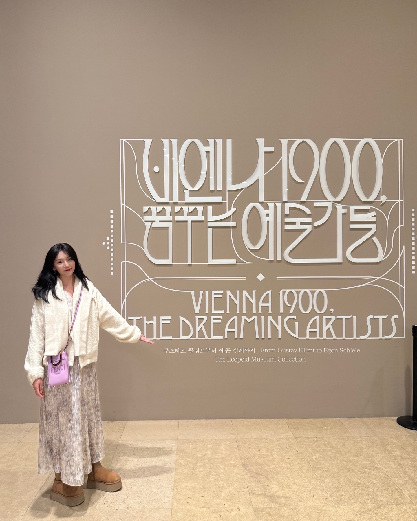 #비엔나1900 #국립중앙박물관 #꿈꾸는예술가들 
#구스타프클림트부터에곤실레까지 
엄청 기대했던 전시! 드디어 갔다왔다 
예매하기도 어러웠는디 역시 사람 많다 
에곤실레보면 차차 생각나 
좋아한다고  발표도 했었던듯? ㅋㅋ 

몰랐던 그림을 많이 봐서 흥미로웠댜 
(유명한 작품들이 아니란 이야기) 

그래도 공예작품도 있고 스케치와 유화작품도 꽤 있으니 
추천추천 
(골드빛 클림트 작품 생각하고 오면 안된댜😳)