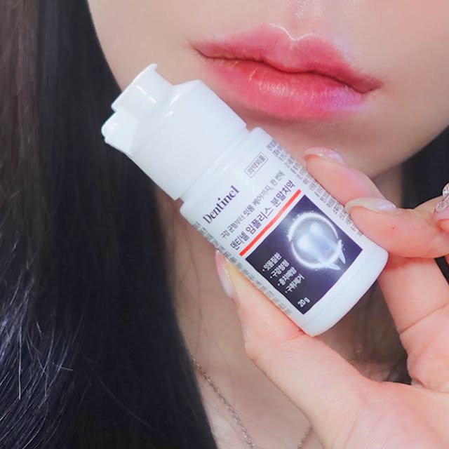 BB beauty on Instagram: "#협찬 @implis_official

요즘은 치약 하나도 꼼꼼하게 고르게 되죠 😬
저도 입안이 예민한 편이라 자극이 강한 제품은 잘 못 쓰는데,
최근에 사용해본 덴티넬 임플리스 가루치약은 정말 부드럽고 깔끔했어요 🪥✨

가루치약이라 처음엔 생소했는데,
입에 넣자마자 미세하게 거품이 나면서
기존 치약보다 훨씬 산뜻하게 마무리되는 느낌이에요 🌿
무엇보다 인공 향이 강하지 않고 자연스러운 허브향이라
양치 후에도 입안이 개운하게 오래 지속돼요 💚

이 제품은 치석제거와 잇몸관리에 도움을 주는 성분들이 들어 있어서
양치할 때마다 입안이 한결 깨끗하게 유지되는 기분이에요.
특히 미세입자가 치아 사이사이까지 닿아서
하루 종일 상쾌한 구강 컨디션을 유지해주더라구요 🧡

또한 합성계면활성제나 인공색소, 인공향료 없이
순한 성분으로 만들어져서 자극이 거의 없어요.
잇몸이 약하거나 예민한 분들도 안심하고 사용할 수 있을 것 같아요.

저는 양치 후에 텁텁함 없이 깔끔하게 정리되는 그 느낌이 좋아서
요즘은 아침, 저녁마다 꾸준히 쓰고 있어요 🦷
조금만 써도 충분히 거품이 나서 경제적이기도 하고요!

이제는 일반 치약보다 이 제품을 손이 더 자주 가게 돼요 😄
하루 시작과 마무리를 상쾌하게 만들어주는 기분 좋은 루틴이에요.

입안이 편안하고 상쾌한 하루를 원하신다면,
덴티넬 임플리스 가루치약 꼭 한 번 써보시길 추천드려요 💫

#치석제거치약 #잇몸염증치약 #잇몸염증가루치약 #임플리스 #덴티넬 #임플리스치약 #가루치약 #입냄새제거 #잇몸건강 #구강관리 🌿✨"