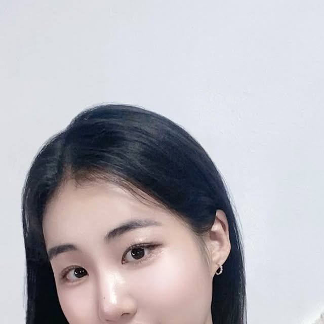 전경화 on Instagram: "#광고
@tirrlirr_official

<A Fine Day>라는 슬로건 아래,
일상 속 다양한 순간을 함께하며
모든 이의 하루가 더 가치 있고 빛날 수 있도록 주얼리를 선보이는 브랜드 #티르리르

이번에 기존 무드와는 또 다른 새로운 감성으로 리뉴얼되며,단독 상품까지 출시했어요!

저는 실버 목걸이를 착용해봤는데요,
너무 예쁘지 않나요? ✨
원래 실버 액세서리를 좋아하는데,
이 목걸이는 비대칭 리본 펜던트가
유니크하면서도 과하지 않아, 깔끔하고 세련된 느낌이에요. 
특히 봄, 여름에는 시원해 보이는 실버가 좋더라구요!
어떤 룩에도 찰떡처럼 잘 어울려서
데일리 아이템으로 정말 추천드려요!

지금 29CM와 무신사에서 만나보실 수 있어요.
꼭 한 번 확인해보세요!

#협찬 #무신사 #29CM #실버주얼리 #실버목걸이 #실버 #액세서리"