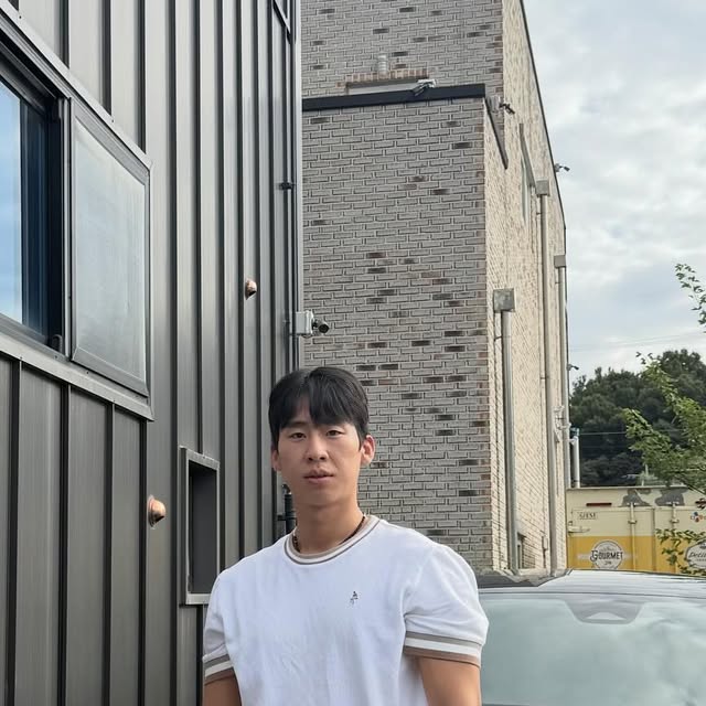 주정원 on Instagram: "@standarderror_official 
.

스탠다드 블루종 스웨이드 자켓
오버핏 실루엣이라 여유롭고 자연스러운 핏이 좋았어요. 빈티지한 컬러감 덕분에 흔하지 않고, 두께감도 얇아서 단품으로 입거나 레이어드하기에도 부담 없었습니다. 가볍지만 스타일은 확실히 잡아주는 느낌이라 만족스러웠습니다
.
.
무신사 구매 링크⬇️⬇️
https://www.musinsa.com/products/3902778
.
.
무신사 스탠다드 에러 스토어
https://musinsa.onelink.me/ANAQ/jc3n9pjr
.
.

#광고#스탠다드에러  #STANDARDERROR #남여공용자켓  #자켓 #데일리룩 #자켓추천#빈티지자켓#간절기아우터#스웨이드자켓#jacket #outer"