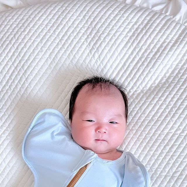 김나라 on Instagram: "@inuo_inuo 무더운 여름날씨에 속싸개로 아기를 꽁꽁 싸매는 엄마들 계시죠?? 스와들업이 모로반사 잘 잡아준다고 해서 막상 사니 효과 없어서 잘때마다 깜짝 놀라 깊은 잠