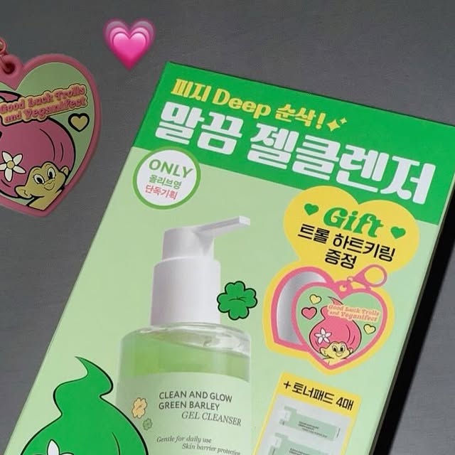 지은 on Instagram: "#광고#요철모공#피지케어#비건이펙트#젤클렌저 

피부가 예민해져서 요즘 클렌저에 더 신경을 쓰게 되었는데요
그때 만난 비건이펙트 청보리 젤클렌저🌿 
처음엔 그냥 비건 제품인가 보다 하고 넘길 뻔했지만
올리브영과 화해에서 클렌저 부문 1위까지 한 제품이라 더 관심이 갔어요.

세안 하나로 3가지 효과💦
이 제품의 가장 큰 장점은 피지 조절, 요철 케어, 보습까지 한번에 해결할 수 있다는 점이에요! 청보리 성분 덕분에 민감한 피부도 진정되고, 과잉 피지 생성을 억제해줘서 지성 피부나 민감성 피부에 딱이에요. 또한 히알루론산보다 20% 더 높은 수분 저장력 덕분에 피부가 촉촉하게 유지돼요!

피부결 매끈 & 세정력 입증✨
LHA 성분이 들어 있어서 피부결도 매끈해지고, 세안만으로도 피부가 부드러워지는 걸 느낄 수 있어요. 무엇보다 저자극 클렌저인데도 세정력이 입증되어 있어서 믿고 사용할 수 있답니다. 모공 속 노폐물까지 깨끗하게 세정되었어요!

풍성한 거품 & 사용감🫧
젤클렌저는 거품이 잘 안 나서 불편할 때가 많잖아요? 그런데 비건이펙트 청보리 젤클렌저는 거품이 풍성하게 나고 부드러워서 세안할 때 정말 기분 좋았어요.

올리브영 단독 구성 혜택💗
올리브영 단독으로 키링과 토너패드까지 증정 중이라 지금 바로 확인해보세요!

#올리브영클렌저 #올리브영추천템 #젤클렌저 #민감성피부추천 #지성피부추천 #수부지피부추천 #1등젤클렌저 #올리브영클렌저추천 #약산성클렌저 #비건이펙트젤클렌저 #민감성추천 #요철 #각질 #피지#블랙헤드 #저자극 #스킨케어 #클렌징 #클렌저 #스킨케어루틴 #지성클렌징오일"