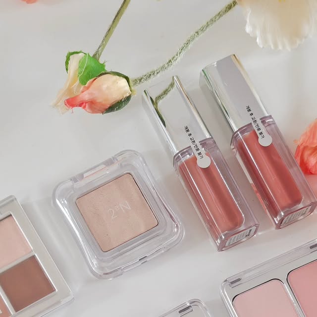 sɪᴀɴ ʟᴏɢ🤍 on Instagram: "#광고 정원의 흩날리는 꽃잎의 화사한 감성을 담은 투에이앤의 Blooming Garden컬랙션 🌷🩷 색감 발색력 발림성 지속력 어느 것 하나 부족함이 없었던 투에이엔 블
