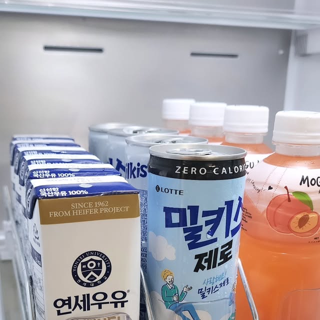 클라우드 (육아 요리 리빙) on Instagram: "#광고 [탱이하우스] 음료수디스펜서 31_3(좁은단)

편의점에가면 냉장고 안에서 음료수를 하나씩 꺼낼때마다
꺼낸 자리에 다음 음료수가 저절로 앞으로 나오면서 채워지는거 있죠.

바로 음료수 디스펜서인데요.
완전 갖고싶은 아이템이었는데 드디어 득템했습니다.

다른곳에비해 가격은 저렴하지만
퀄리티는 우수한
[탱이하우스] 음료수디스펜서

뽁뽁이로 꼼꼼한게 포장되어 안전하게 배송된
택배를 오자마자 조립 시작!

가이드와 단을 번갈아가며 순서대로 끼우기만하면되서 
조립은 엄청 편리하구요

레일에 굴렁쇠는 없지만 튼튼한 스프링 롤러 덕에 
음료가 잘 나오구요 좁은단이라 슬림캔도 딱 맞고
단의 간격을 조절할 수 있어 뚱캔도 문제없어요

특히 다른 곳에는 없는 락파츠 덕에 음료수 넣기 완전 편해요

락파츠는 끝까지 밀어넣으면 고정이 되고, 
다시 한번 밀면 고정이 풀립니다

가성비 좋고 사용하기 편하고 튼튼한 
[탱이하우스] 음료수디스펜서 31_3(좁은단) 👍
 
#광고 #음료수디스펜서 #냉장고디스펜서 #탱이하우스음료디스펜서 #음료디스펜서 #냉장고음료수정리 #음료트레이 #맥주캔디스펜서 #음료수디스펜서좁은단 #슬림캔음료수디스펜서 #얇은단음료디스펜서"