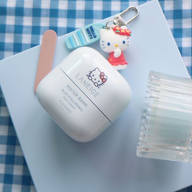 코코 / 다양하고 재밌는 뷰티&패션 정보💗 on Instagram: "#광고
수분폭탄 시원한 헬로키티 콜라본 에디션 출시🌊
#라네즈#워터뱅크젤크림
⠀
여름 하면 딱 떠오르는 대표 크림
라네즈 워터뱅크 젤크림X헬로키티
콜라보 에디션 출시 했다고 해서
헬로키티 덕후로써 넘넘 궁금한 마음에
바로 바로 요러케 가지고오게 됐는데요🩵
⠀
여름에 열기를 다운 다운 해주는
특별한 콜라보로 이렇게 귀여운 키티 키링은
귀여운 파랑이 보드와 함께있고
그냥 키링이 아니라 자석이 내장 돼있어서
이렇게 본품에 윗쪽에 똑 붙였다
뗐다를 할 수 있다는 부분이
너무 센스가 있게 느껴지더라구요..🥰
⠀
지금은 런칭 기념으로 7월 한달
귀여운 헬로키티 키링&매쉬 파우치와
함께 만날 수 있구요!
⠀
워낙 워터뱅크 젤크림은 유명해서
믿쓰템이지만 구매하는 김에
귀여운 키링까지 더하니
선물용으로도 좋은
너낌이지 않을까 싶지 않아요👍🏻
⠀
워터뱅크 젤크림의 제형을 살펴 보자면
굉장히 남다른 느낌을
가지고 있는 젤타입인데요!
⠀
문지르면 문지를 수록
멜팅비드 알겡이가 톡톡 터지면서
피부 속 안에는 수분감을 꽉 채워주고
흡수가 진행이 되면서 겉은 찐득임
전혀 남지 않아서 인지 더운 여름에 필수 산뜻촉촉 보습 하기가 너무 좋았던
아이템이라 피부 타입별로 나누지 않고
추천을 드리고 싶었던 것 있죠!🙀
⠀
특히나 여름에는 진정이 어려운
부분도 있는데 피부에 열감도 6.3도
떨어지는 즉각 쿨링 효과가 있어서
⠀
베이스 메이크업이 잘 먹지 않은 고민이
있으셨다면 피부 진정과
화장을 잘 먹도록 도와주는 역할도
톡톡하게 있으니 깔끔하게
수분 보충 하기에 딱이니 강추 강추 드립니담!!✨
⠀
⠀
#광고 #라네즈 #헬로키티 #라네즈X헬로키티 #워터뱅크젤크림 #즉각쿨링보습 #산뜻촉촉 #여름필수템 #여름크림 #올영추천템 #싱글즈 #인품사"
