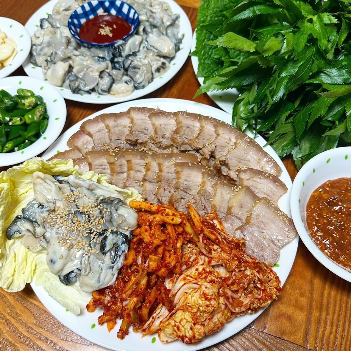 #협찬 #맛꾼 #생굴 

제대로 탱탱하게 살올라〰️
지금 제일 맛있는‼️

맛꾼 생굴🦪🦪🦪

당일 조업해서 당일 배송되니
완〰️전 싱싱탱탱 그잡채❤️

배송 받자 마자 살살살 씻어서
초장 콕 찍어 호로록 먹어봤는데
비린맛 전혀 없고 진짜 너무 맛있자나요😍😍😍

수육해서 굴보쌈 해먹으면 말모🫶🏻
진짜 미친듯이 들어갑니당ㅋㅋㅋㅋㅋㅋ

4명이서 1키로 먹었는데
증말 양껏 먹고
다음날 굴전까지 해먹었자나요😋😋😋

칼슘이 많아 바다의 우유라 불리는 싱싱한 굴
맛꾼에서 만나보세요😍❤️
.
.
matggoon 👀
✔️석화, 하프셀도 있어요🦪
.
.
#통영굴 #굴요리 #통영생굴 #석화 #생굴회 #맛꾼생굴 #굴보쌈 #굴보쌈맛집 #굴삼합 #삼합 #굴김치 #굴전 #맛집 #맛집추천 #맛집스타그램 #먹스타그램 #먹스타 #맛스타 #맛스타그램