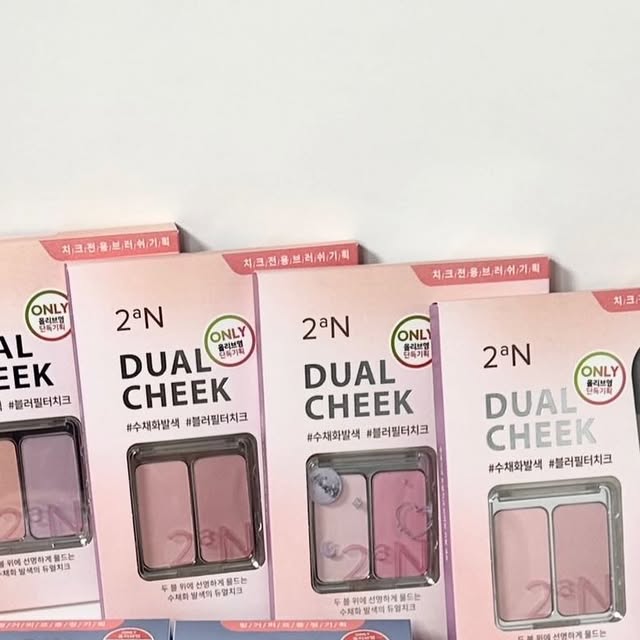 Cheech치치 on Instagram: "#광고
💗 2an 투에이엔 색조 발색후기💄💋
@2an_official 

5/31 ~ 6/6 올영세일 장바구니 털기📢

- 퓨어 글래시 하이라이터 
OR01 피치빔, ND02 클리어, PK핑크벨, WH01프로스티

- 포켓 코튼 블러링 스틱
02코튼피즈 기획, 03베리밀크 기획

- 투에이엔 듀얼치크 (기획+단품)
06 핑크페탈 기획, 10 러브포션 기획, 11 쥬시피치

역대급 세일 행사로 궁금했던 #투에이엔 제품을 몽땅 털어봤습니다! 10가지 상품 구매해서 10만원대로 겟✨ 퍼프,브러쉬 기획세트도 있다는 사.실

손에 쏙 들어오는 크기의 은은하게 올라오는 블러링 스틱과 말랑한 퍼프 기획
두 가지의 은은펄광 색으로 발그레한 피치 볼따구 만들기 좋고 조합까지 좋은 브러쉬 기획
8천원대의 가성비 좋은 영롱빤짝 다양한 색깔의 하이라이터까지! 💕💕

올리브영에서 실물 발색해보고 할인 받아서 구매하세요✨🗯
.
.
.
#투에이엔 #블루밍가든 #올영추천 #봄웜 #봄웜라
#듀얼치크 #하이라이터 #2aN #올영세일 #올영필
수템 #올영추천템 #코덕 #코덕맞팔♥️"