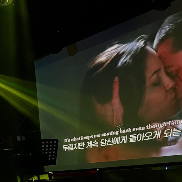 지 현 ᴊɪ ʜʏᴜɴ on Instagram: "#광고 짝꿍이랑 분위기 좋은 라이브바 다녀왔띠융 오랜만에 라이브 공연 보는듯!!! 그래서인지 더 즐겁게 공연 관람!!🥳🥳 스피커도 빵빵하고 무대랑도 가까