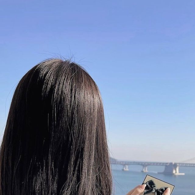 블랑소타🕊️ on Instagram: "#광고 머리숱 부여잡는즁💦 7일 탈모 샴푸♥️ 7일만 사용해도 눈에 띄게 효과 본다는 요 샴푸! 탈모샴푸지만 감고나서 머릿결이 뻣뻣하거나 기름져지는 샴푸가