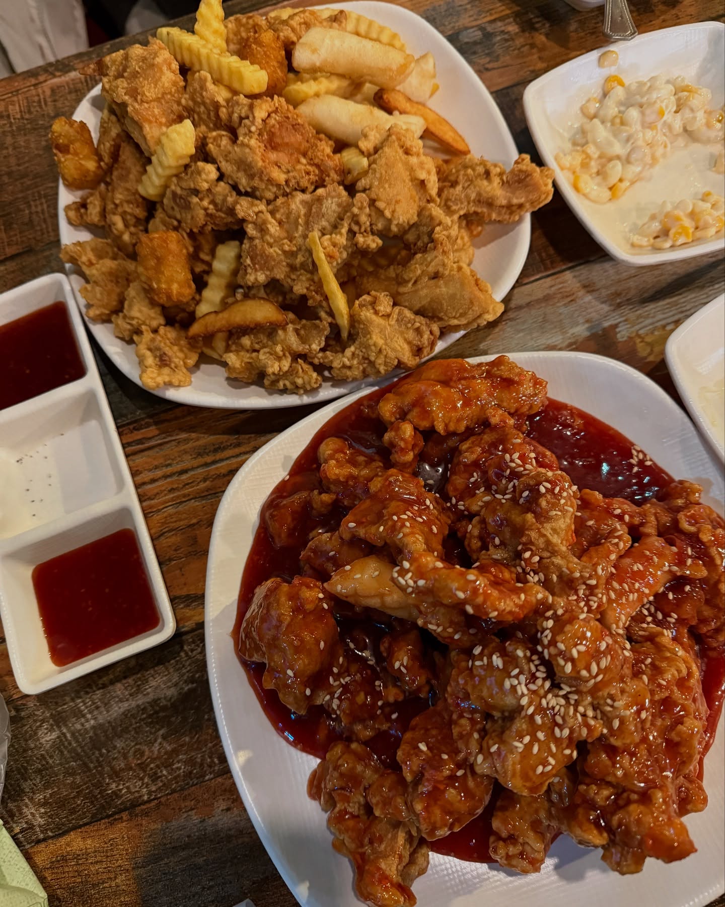#수일통닭남구점
진월동 푸른길 공원 근처에 맛있는 수일통닭 다녀왔어요
가게 내부는 조용하고 아늑한 분위기인데요
매장도 넓고 치킨종류도 다양하고 메뉴도 다양해서 
고르기 좋았어요
저는 순살 반반으로 주문했는데요
기본으로 나오는 야채샐러드,치킨무,파인애플,마카로니,소금,소스 등등
알차게 나오더라구요
반반치킨은 비주얼부터 맛까지 너무 좋았어요
치킨은 바삭하면서도 너무 맛있게 먹었어요
그리고 양도 엄청 많았어요
그리고 치킨에 떡튀김,감자튀김도 다양하게 나와서
골라먹는 재미도 있고 가성비 좋은 치킨집이예요
.
.
.
#광주맛집#광주치킨#광주양념치킨#광주후라이드
#광주남구치킨#광주주월동맛집#광주주월동치킨#주월동맛집
#주월동치킨#주월동치맥#광주남주치맥#광주남구주월동치킨
#주월동술집#주월동간맥#주월치킨#주월맛집#수일통닭
#주월동맥주#수일통닭남구점#수일통닭#광주남구맛집