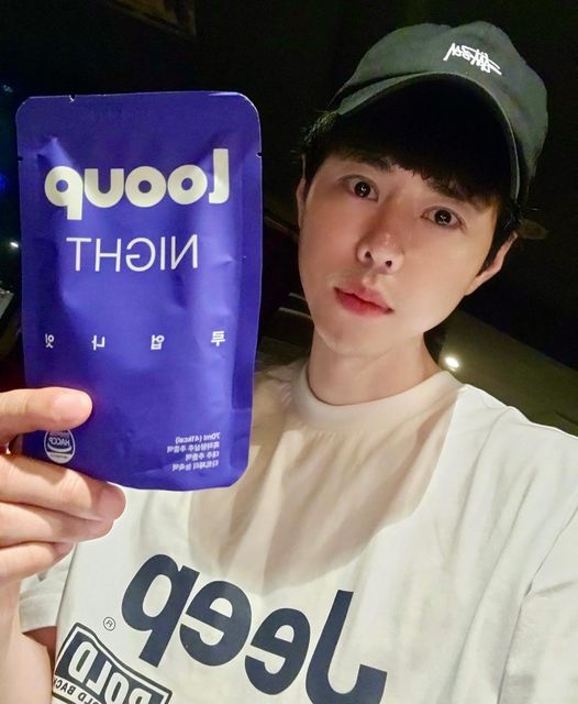 정승호 on Instagram: "#협찬 루업나잇💙

고민이 많은 밤🌠 꿀잠이 필요할때는 바로 릴렉스 음료 루업나잇!!🙏 직장인들에게 강력 추천해용^^

일반 상추대비 락투신이 124배 들어간 바로 흑하랑 상추🔥
일반상추는 1g당 락투신이 0.03mg 들어있던 것에 비해 루업나잇에 들어있는 흑하랑상추는 1g당 락투신이 3.74mg으로 아주 좋은 원료에용 ㅎㅎ 굿굿 👍👍

다들 릴렉스한밤🌃 언능 꿀잠 자러 고고싱 하자구용^^ 💙

#광고#헬시플레저#락투신#릴렉스음료#휴식#흑하랑상추#타트체리#몽모랑시#수면#숙면#꿀잠주스#열대야#루업#루업나잇"