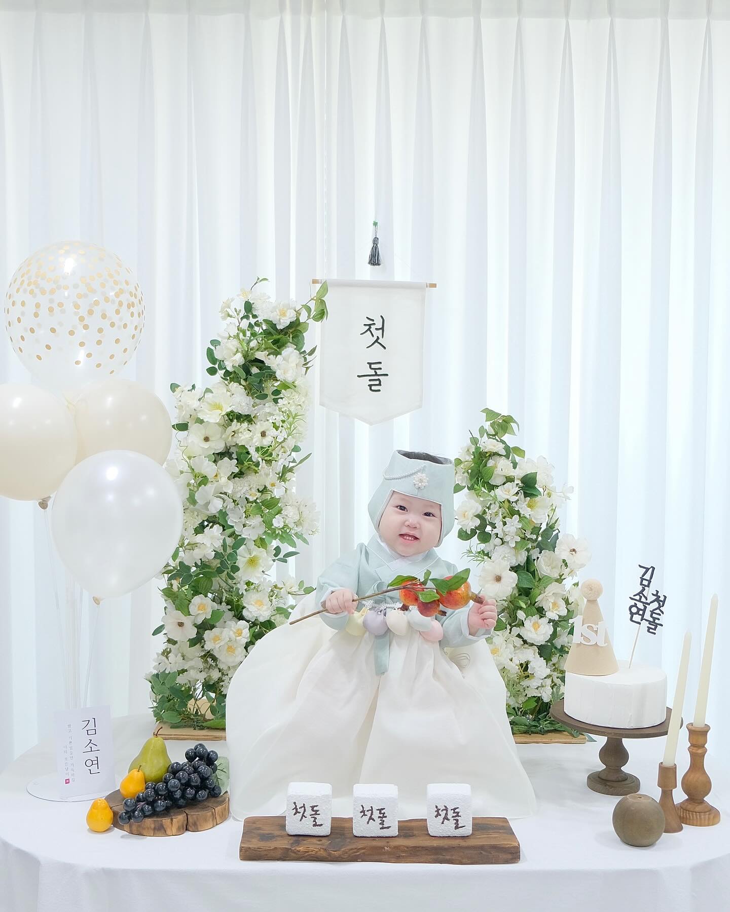 즌이🎀 | 대구카페투어 | 시소맘 | VIP•FAM👑 on Instagram: "24.12.10 첫돌 👑

돌잔치 생략해서 내심 아쉬웠는데
@gaonhae_table 에서 보내주신 돌상으로
예쁜 사진과 추억 남긴 첫 생일♥️

소품들이 더더 많았는데 테이블 자리없음 이슈로
다 올리지 못했는데도 풍성하고 예뻣던 #가온해테이블
1초컷으로 벗어버리는 바람에 찍지는 못했지만
한복에 가채까지 주시고, 디테일 하나하나 장난 아님🥰

돌상,백일상,파티테이블 대여는
💟 가온해테이블 @gaonhae_table 
#제품제공 감사합니다 ❣️

이제서야 올리는 게으름뱅이 ಡ_ಡ
와중에 카메라랑 폰카랑 색감차이🤣

.
.
#돌상 #백일상 #가온해 #돌상대여 #백일상대여 #후지필름 #후지필름xt30ii #카메라 #돌준맘 #돌끝맘 #돌잔치 #둘째는사랑입니다❤️"