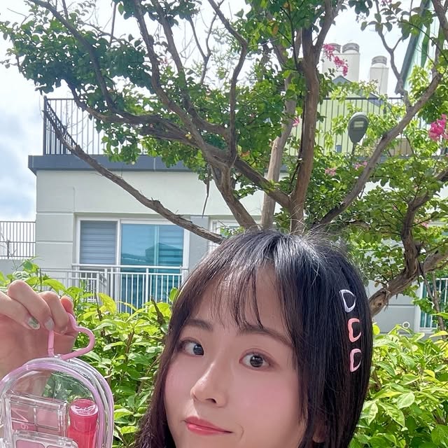 여행 응비 | 여행스타그램 • 숙박권이벤트 • 데이트코스 on Instagram: "#광고 @2an_official 
투에이엔 🩷 러브 버블 컬렉션 🩷

부드럽게 발색돼서 피부에 착!
복숭아빛으로 화사한 메이크업 완성🍑

✨ 사용 제품
	•	글레이즈 바운싱 틴트 16 슈가 버블
	•	배러 미 아이 팔레트 16 버블 캔디
	•	듀얼 치크 16 핑크 텐션
	•	퓨어 글래시 하이라이터 IV01 슈가 베일

(소곤) 8월 올리브영에서 할인에 사은품까지 챙길 수 있다구요…🎁💗

#광고 #올영픽 #올리브영추천템 #올영필수템 #러브버블컬렉션 #롱웨어링파운데이션미니 #컬러플레이듀얼라이너"