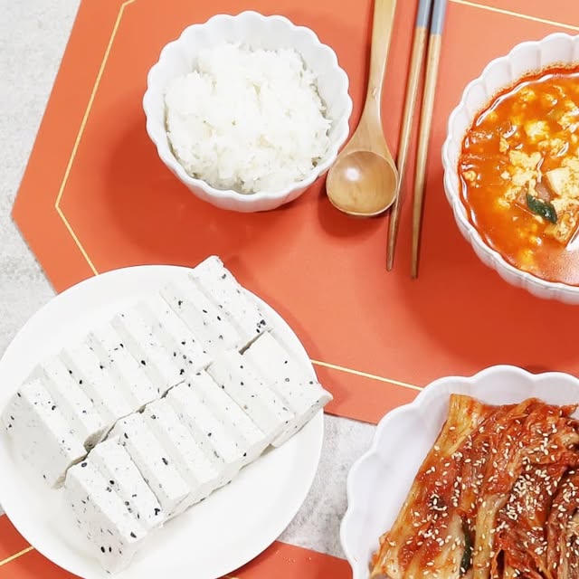인테리어,뷰티,패션,여행,골프,육아   🌟큐빅짱🌟 on Instagram: "#광고

두부요리를 좋아하는 아이들 때문에
두부는 항상 냉장고에 쟁여놓는데 #경상두부 제품들은
퀄리티가 최상이라 자주 이용하게 되네요!!

서리태로 만든 #콩국물 은 어찌나 진한지~~
순두부찌개세트는 넣고 끓이기만 하면되서 간편하고 맛도 좋아 아이들도 엄청 잘먹더라고요!

검은깨가 들은 두부는 영양도 듬뿍!!

백화점에 (현대백화점 영남전점, 커넥트현대 부산점, 갤러리아백화점) 15년 이상 입점업체라서 그런지 역시 달라요~
완전 단골됐어요^^

주문은 네이버에서 콩물, 콩국물, 콩국, 경상두부  검색!!
구매링크는 요기⬇️
https://smartstore.naver.com/coldpress

#콩물#콩국#콩국물#서리태콩물#캠핑요리#초당순두부#순두부찌개#블랙푸드#검정깨두부"