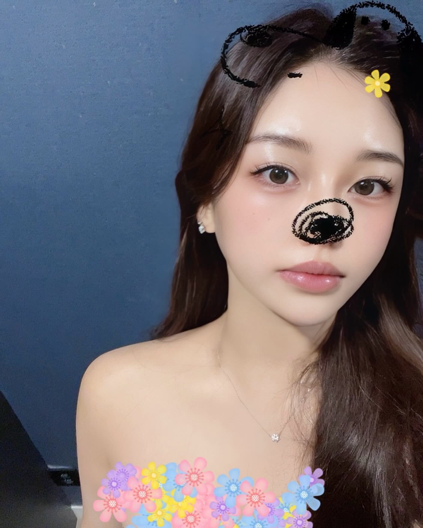 입술이 다 터쭤도 피부는 촠촠하게🫠🫠🫠

#싸이월드감성 #가운입었어요 #살색피드방지
