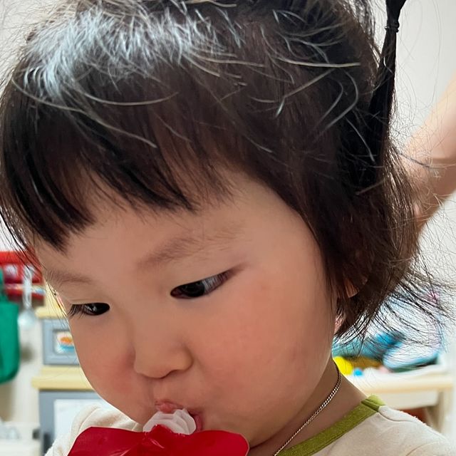 당근마미 가빈 | 외동맘 딸맘🧚‍♀️ on Instagram: "#광고
#지리산별마루프리미엄선물세트

약도라지청이 호흡기에 좋다는데
현대백화점에 납품 중인
지리산별마루 제품 먹어봤어요😍

요즘 미세먼지도 있고 코로나 이후로
천식, 감기, 기침 증상 겪는 분들이
부쩍 많아진 것 같아요😢
호흡기에 좋은 선물세트로 추천드려요🛍

2대째 이어진 뿌리작물 전문가인 지리산별마루 사장님이
도라지청을 만든 사연이 소비자 입장에서 와닿았어요😊
아이들 기관지 쪽이 안 좋아 좋은 음식을 찾아헤매다
만들게 되었고 그게 고질병에도 너무나 도움이 되어
이렇게 제품으로 내놓으셨다고 하네요🙌
가족들이 먹는 제품이란 마음으로 건강하게 만드셨을 것 같아요🥰

2중 밀봉 포장으로 되어있으며
약도라지가 60% 함유되어 색도 진해요!

뚜껑 열자마자 향긋한 향에 입맛이 돌아요😋

약도라지청 제품 구매하실 때 함유량을 꼭 보세요!
지리산별마루는 청정 지리산 약도라지가 60% 함유에
상황버섯, 생강, 무가 추가 함유되어있어요🤗

감사합니다🖤

#지리산별마루 #꾸러미 #선물 #선물세트 #연말선물 #겨울선물 #가족선물 #상견례선물 #알뜰선물 #실속선물 #뿌리작물 #지리산 #새싹꾸러미 #튼튼꾸러미 #엄마사랑꾸러미 #온가족꾸러미 #약도라지정 #약도라지청 #천왕봉신의약도라지정 #도라지배청 #배도라지청 #우엉차 #토마토즙 #도라지배즙 #도라지진액 #벌꿀스틱 #대추진액스틱 #상황버섯농축스틱"