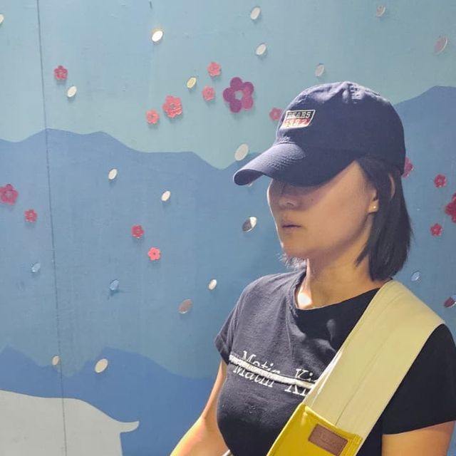 오늘 날씨 맑음 on Instagram: "#협찬 우리 로드 동물병원 가기 싫은날이나 비가 주륵주륵 내리는 날에 꼬옥 필요한 강아지 이동장 근데 옆으로 매는 이동장은 어깨가 너