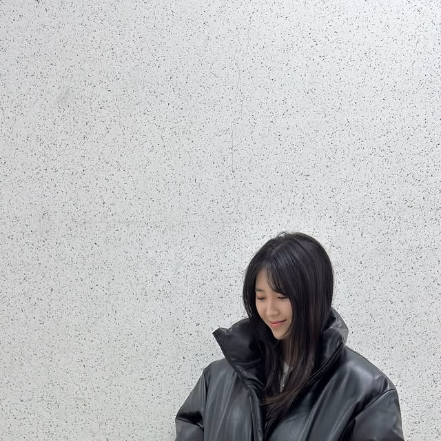 윤져니 on Instagram: "#광고 🖤 #스탠다드에러 87-STAN104 유틸리티 하이넥 레더 패딩
요즘 아침, 저녁으로 급격히 추워져서 아우터 고민 많았는데, 이 패딩은 진짜 딱이에요 🧥✨

겉감은 PU 100%로 만들어져 있어서 은은한 광택감이 느껴지고, 실제로 보면 매트한 레더 질감이 정말 고급스러워요. 인조가죽 특유의 묵직함이 아니라, 가볍고 유연해서 장시간 착용해도 부담이 없어요. 안쪽은 폴리에스터 100% 충전재로 되어 있어서 한겨울에도 충분히 따뜻하게 입을 수 있고요❄️

하이넥 디자인이라 목까지 포근하게 감싸주면서, 바람이 들어올 틈이 없어요. 특히 투웨이 지퍼라서 밑단을 살짝 열어주면 활동성도 좋고, 레이어드할 때 실루엣 조절하기도 편하더라구요 🙌

소매랑 밑단에 짱짱한 밴딩이 들어가 있어서 바람을 완벽 차단해주고, 전체적으로 안정감 있게 핏이 잡혀요. 💨 여유로운 오버핏이라 안에 후드나 니트를 겹쳐 입어도 부해 보이지 않고, 자연스럽게 떨어지는 실루엣이 진짜 예뻐요.

무엇보다 남녀공용 디자인이라 커플룩으로도 추천 💑✨
남자는 시크하게, 여자는 꾸안꾸 느낌으로 연출 가능해서 스타일링 폭이 넓어요. 캐주얼룩, 스트릿룩, 데일리룩 어디에도 찰떡이라 겨울철 필수템으로 강력 추천합니다 💯

#STANDARDERROR #남여공용패딩 #패딩 #패딩점퍼 #레더패딩 #오버핏 #헤비아우터 #아우터 #레더 #데일리룩 #패딩추천 #Padding #하이넥패딩 #겨울패션 #꾸안꾸룩 #커플룩 #윈터룩 #OOTD #패션스타그램 #겨울코디 #레더아우터"