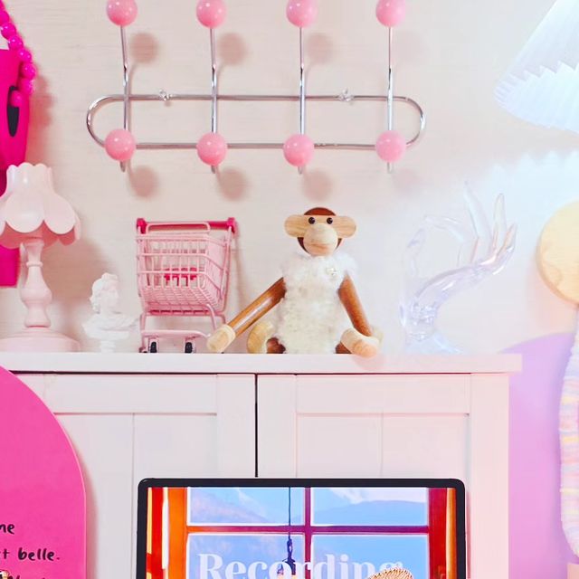 쇼퍼홀릭 on Instagram: "제품제공_
저의 책상 저는 스탠드 조명은 무지하게 사랑하는 일인
책상꾸미기도 좋아하고 #책상스타그램 좋아하는 한사람으로
요거요거 물건이라 추천해요
.
제거 만난 멀티탭은 고용량 멀티탭 이에요
제 책상이 콘센트에서 멀어서 3m짜리 선을 연결해서 
사용중인데 음....충전을 기다리는 아이와
또 계속 켜두어야하는 조명때문에 매번
줄을 서서 기다리거나 다른쪽에 두웠어요
.
이쁘지 않은 멀티탭...은 싫어서 그냥 계속 이렇게 지내다가
만난 #큐브멀티탭 하나 끼우니 어머!
역시 요즘 같은 전자제품을 많이 쓰는 시기엔
이런 고용량의 콘센트 하나몀 삶의질 업그레이드
USB타입과 C형이 함께 있어서 쓸모가 👍 👍 
.
구매좌표>>https://bit.ly/3Vickxg
.
#듀크만 #듀크만멀티탭  #살림템
#인테리어추천 #멀티탭 #멀티탭추천 #컬러멀티탭 #예쁜멀티탭
#집들이선물추천 #예쁜인테리어 #예쁜인테리어소품"