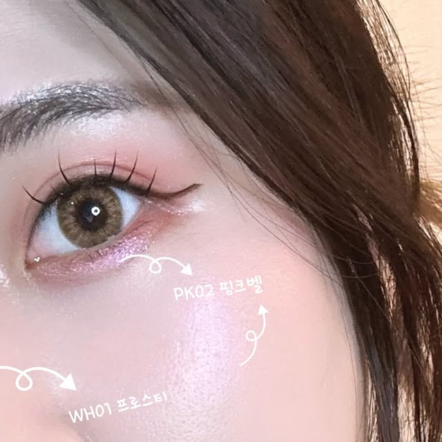 하밍 | 뷰티&패션 on Instagram: "#광고 
✨ 영롱영롱한 하이라이터부터 데일리 블러셔까지! #올영추천템 투에이엔 제품들을 소개할게요! 오늘 메콥은 전부 다 #투에이엔 제품들로만 해봤답니당ㅎㅎ

1️⃣ 하이라이터는 매장에서 발색하자마자 어머 이건 사야해! 하는 영롱 발색인데 깔별로 넘 예뻐서 다 쟁여오고 싶었으나 평소에 자주 사용할 수 있는 컬러들로 가져와봤어요! 특히 핑크벨 너무 맘에 드는 게 은은하게 컬러 포인트 되니까 볼터치 후 얹어주기 넘 좋았어요✨

2️⃣ 스틱 타입의 블러셔는 딱 무난하기 발색되는데 전 개인적으로 04 허그핑크 완전 제 취향이더라구요! 선명한 발색이라 얼굴 발색하면 딱 데일리하게 예뻤어요 06 크림 모브는 생각보다 발색이 약해서 얼굴에 바르면 여러 번 덧발라줘야해요! 그치만 여쿨 라이트에게 완전 찰떡인 컬러감이랍니다

3️⃣ 듀얼치크는 블러링된 듯 부드러운 느낌의 발색인데 13 베리 큐피트는 여쿨 찰떡 여리한 느낌을 주고, 11 쥬시 피치는 약간 웜한 피치 계열의 컬러에 펄이 살짝 들어가 포인트 되는 발색이었어요! 요 애들은 섀도우로 활용하기도 좋을 것 같더라구요💖

⬇️제품 정보⬇️
▪️블러링 스틱 02 코튼피치 & 04 허그핑크 & 06 크림모브
▪️듀얼치크 11 쥬시피치 & 13 베리 큐피트
▪️퓨어 글래시 하이라이터 WH01 프로스티 & ND01 쉘 & PK02 핑크벨
▪️글레이즈 바운싱 틴트 03 레이지

#블루밍가든#올영추천#봄웜#봄웜라#듀얼치크#하이라이터#2aN #motd #eotd"