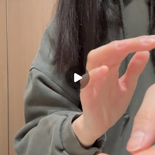 Aong on Instagram: "#광고 

얇은모발고민에 그냥 드라이만 해도 사방으로 다 뻗쳐버리는 머리카락 정리에는  AFTER DAWN .. 짧머가 아니라 왁스는 너무 부담스러웠는데 헤어오일 발라도 오후만 되면 다시 돌아오는 부시시한 나의 상태를 잠재워주는데엔 AGTER DAWN 이 짱.  끈적이지않고 기름지지 않아  손가락 한마디정도의 양이면 전체 머릿결 잠재우는데에 좋다  은은한 잔향도 너무 좋고 계속 맡게되는 향. 

손에 끈적임이 남지 않고 왁스처럼 딱딱하게 굳지 않아 긴머리 스타일링에도 너무 좋았다! 

 #애프터던 #AFTERDAWN #멀티스타일링크림 #Multistylingcream"