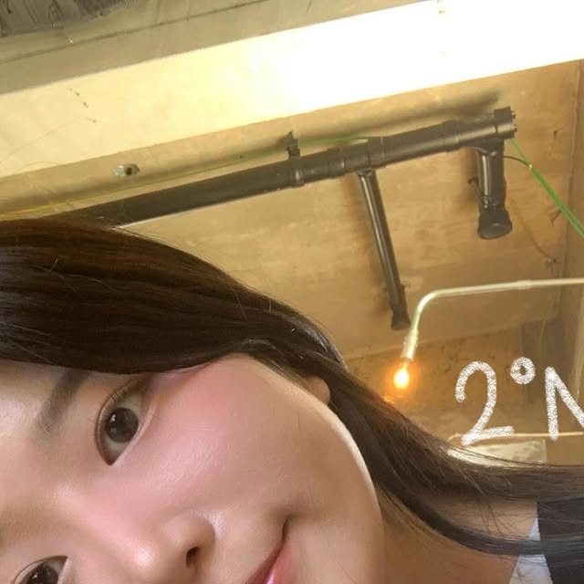 김수민 on Instagram: "#광고 
♥  투에이엔X하츠투하츠 ♥

이번 달 올리브영에 진짜 너무 귀여운 신제품들이..💕
바로 투에이엔 러브 버블 컬렉션부터 시작해서
롱 웨어링 파운데이션 미니, 팔레트, 립, 듀얼치크까지!
컬러감부터 패키지까지 하나같이 마음에 쏙 들어서
여행 내내 사용해봤어요!

특히 롱 웨어링 파운데이션 미니는 들고 다니기 너무 편해서
파우치에 쏙 넣고 다니면서 여행이나 수정화장용으로 딱 좋았고,
밀착력도 좋아서 하루 종일 깔끔하게 유지됐어요✨

퓨어 글래시 하이라이터는 은은하게 빛나는 광 덕분에
얼굴에 생기를 싹 불어넣어주더라구요
광이 과하지 않고 은근한 물광 피부 표현할 때 최고!

그리고 제가 완전 마음에 쏙 든 게 바로 듀얼치크인데요🍑
컬러 조합이 너무 예뻐서 그날 기분 따라 발라주면 분위기가 확 달라져요 ㅎㅎ
데일리로 쓰기도 좋고 포인트 줄 때도 완전 굿굿

여름 여행 화사한 연출로 최고입니다☀️ 
같이 걷자 난 다 궁금해~♥

#올영픽 #올리브영추천템 #올영필수템
#러브버블컬렉션 #롱웨어링파운데이션미니 #컬러플레이듀얼라이너"