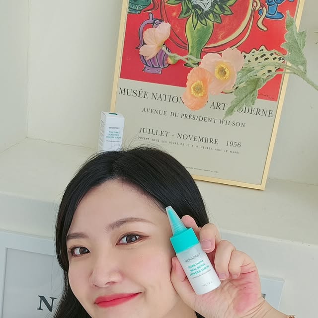 리쿠 ♡̆̈ on Instagram: "#광고 #제품제공 @meditherapy.co.kr
파우더 세럼은 처음😍 완전 반했어요
디바이스 맛집으로 유명한 '메디테라피'의
💚포쎄라 리얼 비피다 파우더 세럼💚
.
피부에만 반응하는 멜링파우더 제형으로
바르면 파우더 제형에서 세럼 제형으로
모공에 녹아들어 모공 속 유해 미생물을 감소에 도움을 주고
.
시너지를 높여주는 나이아신아마이드 5% 함유!
특허 받은 10만 유산균 함유된 유산균 파우더로
모공을 맑게 채워줘서 모공막힘 걱정없이 사용할 수 있어요! 
.
유효 성분 가득 담은 파우더가
세럼처럼 촉촉하게 모공에 스며들고
마무리가 뽀송뽀송해서 좋았어요!
일명 모공지우개템으로 프라이머 대신 사용해도 굿이에요!
.
저자극 인체적용시험으로
순한 사용으로 밤낮 매일 써도 부담 없어요
올 여름 모공관리템으로 추천합니다🥰
.
#포쎄라 #메디테라피 #모공커버 #모공지우개
#프라이머추천 #화잘먹템 #화잘먹 #싱글즈 #인품사"