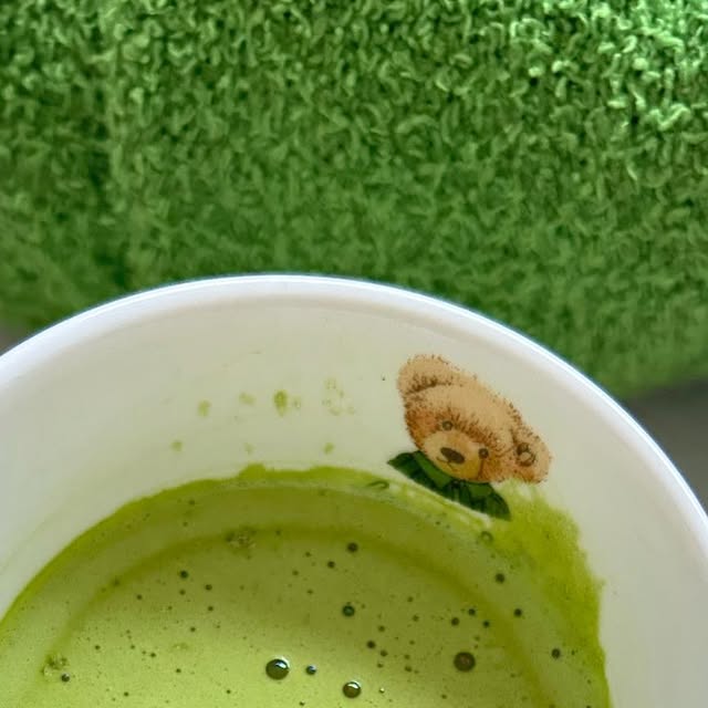 예피의 뷰티스타그램 멍멍짖어봐 on Instagram: "#광고#쟈뎅 #말차라떼 
집에서 간편하게 즐길 수 있는 #홈카페 #녹차라떼 가 있다?! 쟈뎅말차라떼는 뜨거운 물에 타기만 하면 카페 부럽지않은 제주말차라떼의 맛을 느낄 수 있어요.
쟈뎅 말차크림바닐라라떼 - 
달달한 바닐라떼를 머금은 말차의 맛! 
쟈뎅 말차딸기라떼 - 
동결 건조 딸기가 씹히는 상큼한 말차의 맛! 
둘 다 맛있어서 나만 마실 수 없다!!
좋은 건 함께 마시자구요 ^-^!"