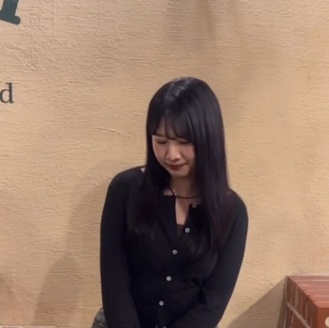 현젠🍀 on Instagram: "너무 예쁜 데님팬츠 찾움..✨
👖스탠다드에러 빈티지 캣워싱 와이드 데님팬츠 빈티지옐로우
저는 M사이즈 착용했어요!
#남여공용 이여서 커플 바지로도 넘 츄천>.<!

#스탠다드에러  #STANDARDERROR #남여공용팬츠 #데님"