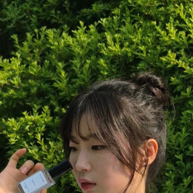 효빈 on Instagram: "#광고 X @blackhobby_official 

로즈솝의 향기에 푹 빠졌어요.💖 달콤한 장미향과 부드러운 우유 향이 어우러져 정말 매력적이에요. 여기에 묵직한 우디향이 더해져서 깊이 있는 향을 완성해줘요🫧 
은은하게 남는 잔향이 하루 종일 기분 좋게 만들어주는 거 아시죠?! 요게 바로 키 뽀인또😎

비슷한 향으로는 논픽션의 로즈페일을 떠올리게 해주네요. 
두 향 모두 정말 사랑스러워요🌹🩷🫶 

#로즈솝 #향수 #장미향 #논픽션 #로즈페일 #협찬 #일상 #향기로운하루 #인스타뷰티 #뷰티스타그램 #향기스타그램
#향수추천#향수선물#선물추천#니치향수#수제향수#남자향수#여자향수#드레스퍼퓸#섬유향수"