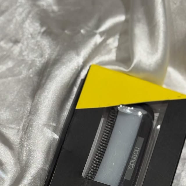 예진 on Instagram: "#광고

✨ 나틴다 뽕짝빗 ✨

뽕짝빗은 부드러운 곡선 설계로 머리카락이 엉키지 않도록 빗어주면서 두피를 자극해 혈액순환을 돕고 건강한 모발 관리까지 한 번에 가능한 제품이에요 🙊
가벼운 무게와 편안한 그립감 덕분에 매일 사용해도 부담이 없고, 스타일링도 쉽고 빠르게 완성할 수 있어 머리 감는 시간까지 즐거움으로 바꿔줍니다😍

#나틴다#뽕짝빗#왁스빗#잔머리정리#볼륨빗#옆머리고정#헤어왁스#올인원"