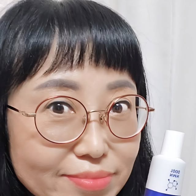 Kyoungsun Yun on Instagram: "#광고

배우 정시아가 추천하는 차세대 안티에이징, 저속노화 크림을 드디어 사용해봤어요. 

먹는 NMN 영양제만 알았는데, 이제는 바르는 NMN 크림이 나온 거예요. 하버드 의대에서 노화 개선 효과가 검증된 NMN 성분이 고함유되어 있다는 점이 가장 큰 매력인데, 국내 최초로 프리미엄 성분을 담으면서도 가격은 갓성비라 부담 없이 사용할 수 있어요.

임상시험 결과도 확실해서 더 믿음이 가요. 안면 리프팅 60.9% 개선, 모공 및 피부결 31.5% 개선, 피부 탄력 17.2% 개선 효과가 입증되어 실제로 바르면 피부가 팽팽하게 당겨지는 느낌이 들고, 꺼지고 처진 피부가 채워지는 듯한 탄력이 느껴졌어요. 

제형도 부드럽게 발리고 끈적임 없이 흡수돼서 바르자마자 아기 피부처럼 보들보들해지는 게 신기하더라고요. 

무엇보다 메이크업 전에 바르면 화장이 뜨지 않고 화장이 잘 먹는 화잘먹크림이라 아침 루틴에 꼭 필요한 필수템이 되었답니다. 

꾸준히 바르면 확실히 리프팅과 피부결 개선이 기대되는 NMN 코어리프팅크림, 안티에이징 크림 찾으신다면 추천드려요.

@beautyadam_official 

#아담공방
#바르는NMN
#NMN크림
#저속노화
#노화방지
#노화예방
#안티에이징크림
#웰에이징
#주름개선크림
#아담공방크림
#아담공방NMN크림
#타임머신크림"