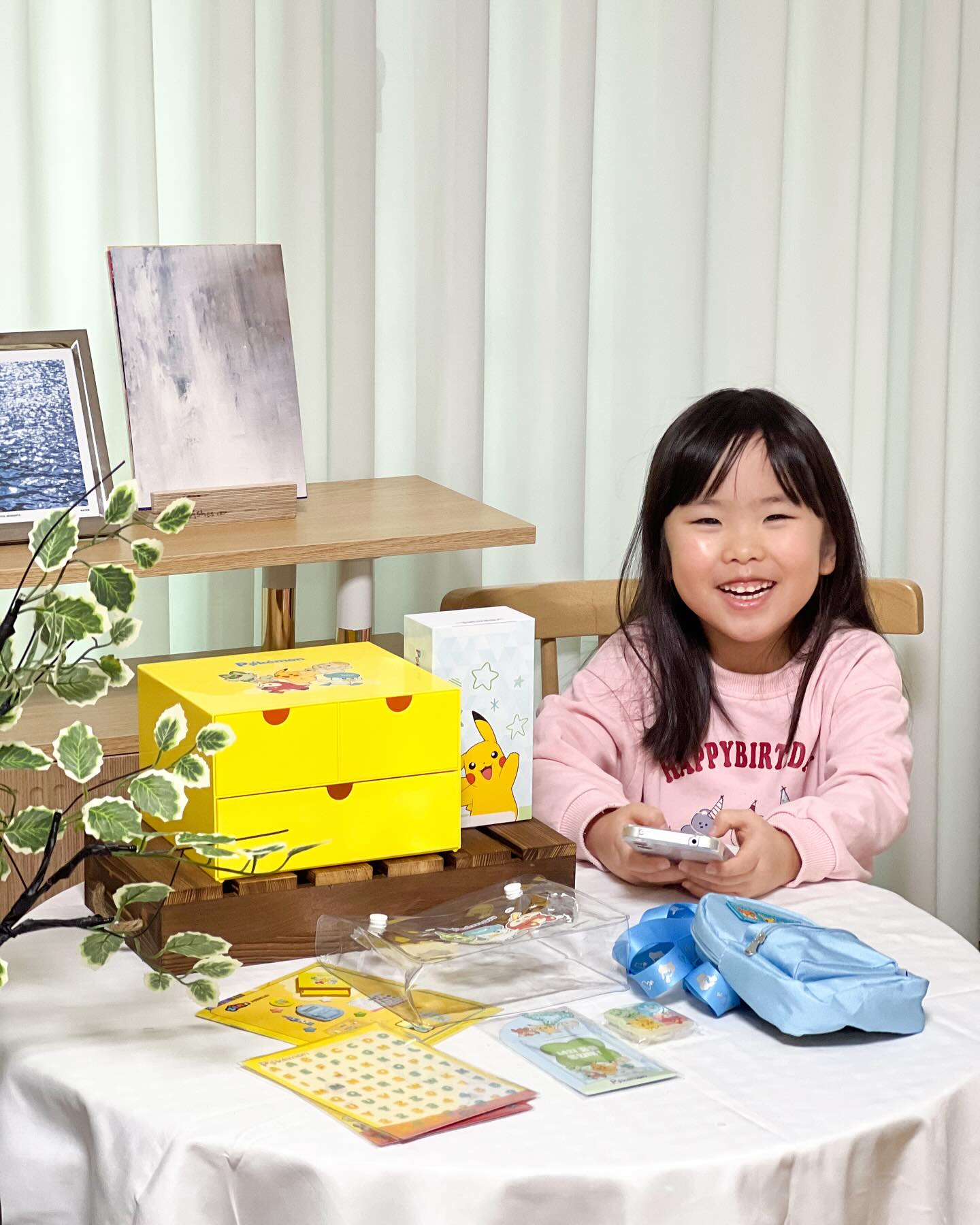 #광고

📱 아이들을 위한 특별한 선택! ZEM폰 포켓몬에디션3 🧡✨

아이에게 맞는 스마트폰 찾고 계신가요?
에이엘티의 ZEM폰 포켓몬에디션3라면 
안심하고 선택할 수 있어요! 

🌟 작지만 강력한 ZEM폰!
✔ 5.8인치 디스플레이로 아이들 손에 딱 맞는 크기!
✔ IP68 방수방진 & 고릴라글래스로 튼튼해서 
떨어뜨려도 걱정 없어요.🥰

🔒 부모님 안심 기능은 필수!
✔ 등록되지 않은 번호와 발신번호 표시 제한 전화 수신 차단
✔ SOS 버튼으로 비상 상황에도 빠른 대처 가능!
✔ 유해 앱 설치까지 차단해서 안전하게 사용 가능해요.

👀 눈 건강까지 생각한 스마트폰!
아이들의 시력 걱정 덜어주는 
SGS 블루라이트 안정성 테스트 완료 🌿

📸 강력한 카메라로 재미있게 기록!
✔ 64MP 고화질 카메라로 선명한 사진 촬영
✔ 동영상 손떨림 보정, 뷰티 모드, 슬로모션, 나이트샷까지!
어떤 순간도 멋지게 기록할 수 있어요.

⚡ 배터리 걱정 NO!
✔ 15일 연속 대기 & 28시간 연속 통화 가능한 배터리
✔ 15W 고속충전 지원으로 빠르게 충전 OK!

🎨 나만의 폰 꾸미기 & 포켓몬 굿즈까지!
✔ 다양한 테마로 개성 있게 폰 꾸미기 🎀 (지속 업데이트 예정!)
✔ 포켓몬 덕후라면 놓칠 수 없는 서랍, 가방, 
스트랩, 스티커 굿즈까지 듬뿍! 🐾

🔧 믿을 수 있는 AS 서비스
✔ 전국 60개소의 AS센터 운영 중
✔ 퀵서비스 & 택배 AS로 더욱 간편한 사후 관리!

우리 아이 첫 스마트폰으로 딱 좋은 ZEM폰 포켓몬에디션3!
안심 기능과 활용도 모두 잡은 프리미엄 키즈폰, 
지금 바로 만나보세요. 💡
altech.kr

#에이엘티 #ZEM폰포켓몬에디션3 #포켓몬에디션3 #마이브 #키즈폰 #SKT키즈폰 #젬폰 #ZEM폰 #포켓몬핸드폰 #초등학생핸드폰 #어린이핸드폰 #안심키즈폰 #고성능키즈폰 #altech.kr