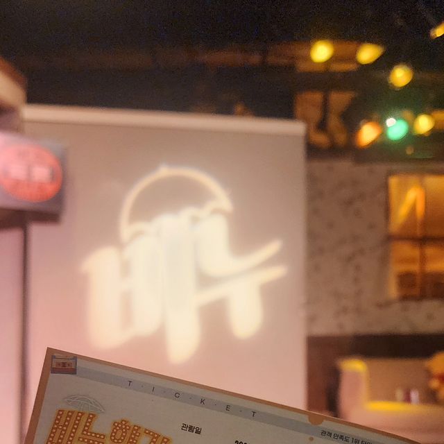 육아인플루언서 이유진 (육아.일상.유아식.워킹맘) on Instagram: "#협찬 
 
#대학로 감동감동 스러웠던 #비누향기
내내 깔깔 즐겁다가 마지막에 눈물샘자극 뭔데🥹
배우님들 연기도 넘나 훌륭하고 스토리도 넘나 재밌었던 연극!
이런 감동적인 연극을 볼 수 있어서 넘나 감사해요
초반에 무슨내용인지 모르겠다가 뒤로갈수록 하나씩 조각이 맞춰지며
무릎을 탁! 치게 만드는 탄탄한 연출👍👍👍
베레모 쓰신 배우님 진짜 그분이 8할은 한듯ㅋㅋ
넘 재밌게 즐겁게 봤고 여운이 길게남는 그런연극!
앞에분이 너무 우셔서 내 눈물 찔끔한건 티도 안났지만ㅋ
다시한번 여러가지 생각하게 만드는 연극이었다😍

 
 

 
 

#광고#혜화연극#대학로연극추천#연극추천#대학로공연#연극후기#대학로연극#연극추천#연극후기#공연추천#공연후기#혜화역연극#연극#비누향기"
